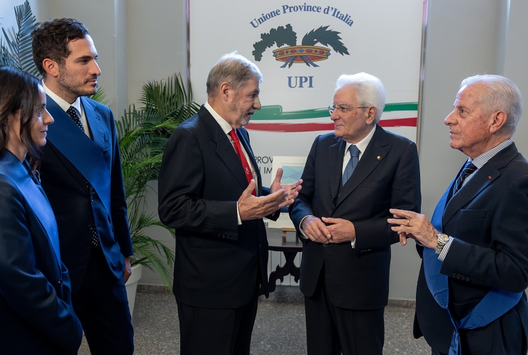 Imperia - Il Presidente Sergio Mattarella con Enzo Lattuca, Presidente dell’Unione delle Province d’Italia (UPI), Agnese Carletti, Presidente della Provincia di Siena e componente del Direttivo Nazionale dell’UPI, Marco Bucci, Presidente della Regione Liguria e Claudio Scajola, Sindaco e Presidente della Provincia di Imperia, in occasione della 39ª Assemblea annuale delle Province d’Italia