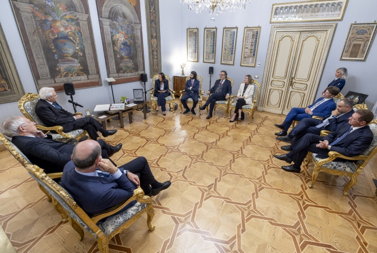 Il Presidente Segio Mattarella nel corso dell'incontro con una delegazione della società QN Media, guidata dalla Direttrice Agnese Pini, dal Presidente Leonardo Maria Del Vecchio e dal Direttore editoriale Mario Orfeo, che gli ha presentato il progetto del nuovo Quotidiano Nazionale che sarà in edicola dal 5 novembre