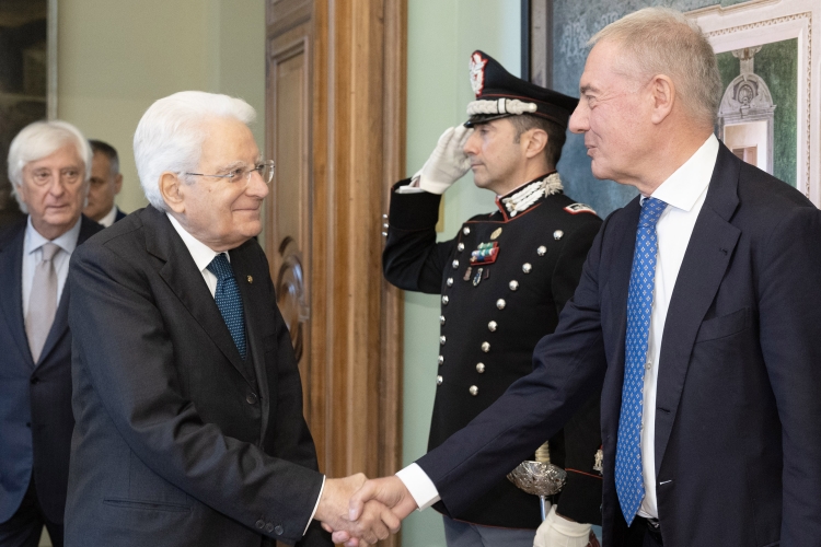 Il Presidente della Repubblica Sergio Mattarella saluta Adolfo Urso, Ministro delle imprese e del made in Italy, in occasione della cerimonia di consegna delle insegne di Cavaliere dell’Ordine “Al Merito del Lavoro” ai Cavalieri del Lavoro nominati il 2 giugno 2026
