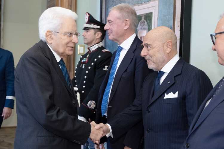 Il Presidente della Repubblica Sergio Mattarella saluta Ugo Salerno, Presidente della Federazione Nazionale Cavalieri del Lavoro 
