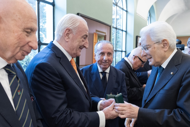 Il Presidente della Repubblica Sergio Mattarella consegna dei distintivi d’oro ai Cavalieri del Lavoro che appartengono all’Ordine da 25 anni
