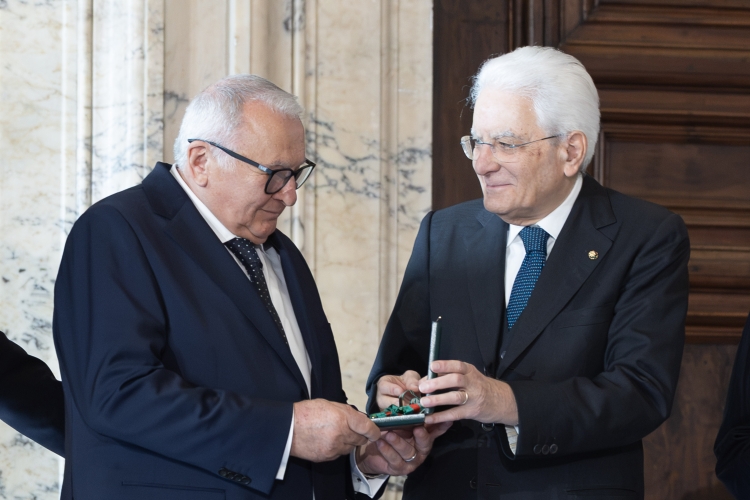 Il Presidente della Repubblica Sergio Mattarella consegna le insegne di Cavaliere dell’Ordine “Al Merito del Lavoro” a Vincenzo Andronaco
