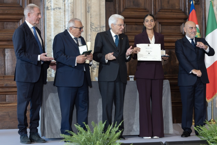 Il Presidente della Repubblica Sergio Mattarella con l'Alfiere del Lavoro Jasmeen Kaur
