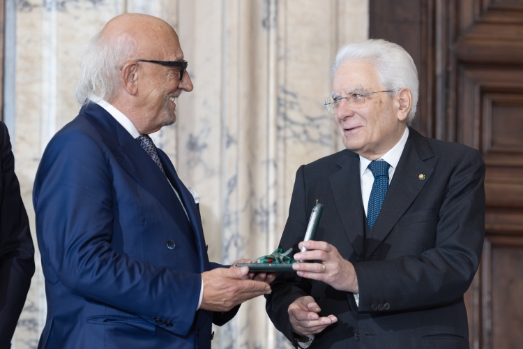 Il Presidente della Repubblica Sergio Mattarella consegna le insegne di Cavaliere dell’Ordine “Al Merito del Lavoro” a Roberto Coin
