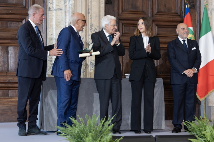 Il Presidente della Repubblica Sergio Mattarella con l'Alfiere del Lavoro Giulia Pifferi
