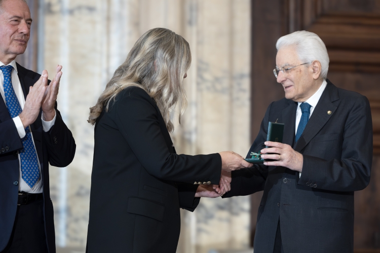 Il Presidente della Repubblica Sergio Mattarella consegna le insegne di Cavaliere dell’Ordine “Al Merito del Lavoro” a Marina Cvetic
