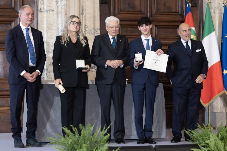 Il Presidente della Repubblica Sergio Mattarella con l'Alfiere del Lavoro Marcello Abritti
