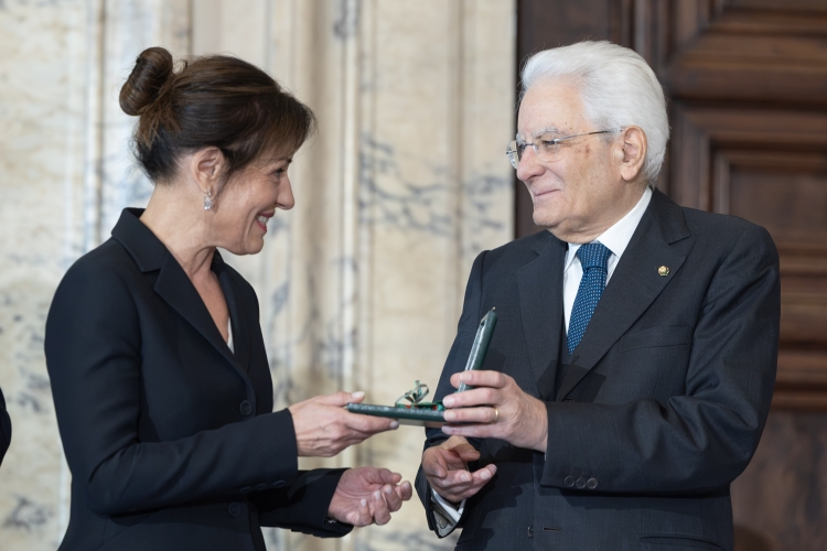 Il Presidente della Repubblica Sergio Mattarella consegna le insegne di Cavaliere dell’Ordine “Al Merito del Lavoro” a Katia Da Ros
