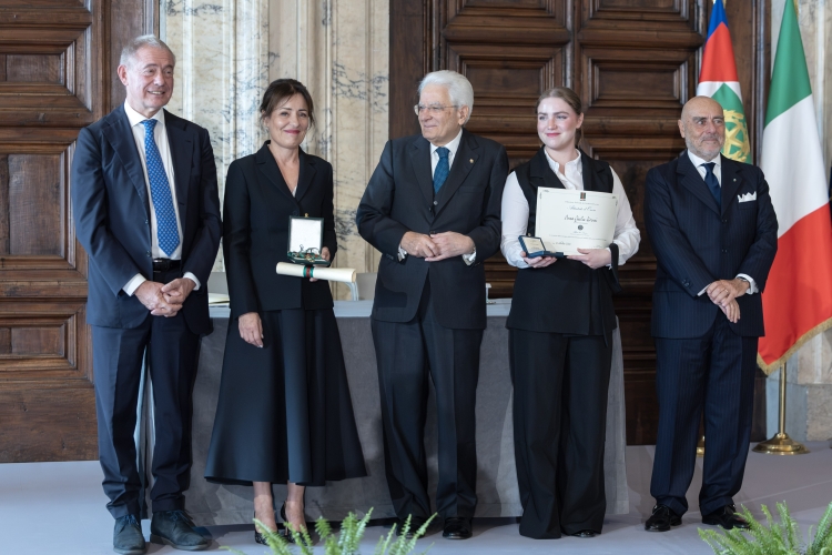 Il Presidente della Repubblica Sergio Mattarella con l'Alfiere del Lavoro Anna Giulia Civenni
