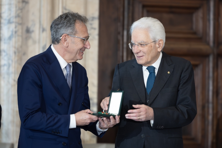 Il Presidente della Repubblica Sergio Mattarella consegna le insegne di Cavaliere dell’Ordine “Al Merito del Lavoro” a Sabato D'Amico
