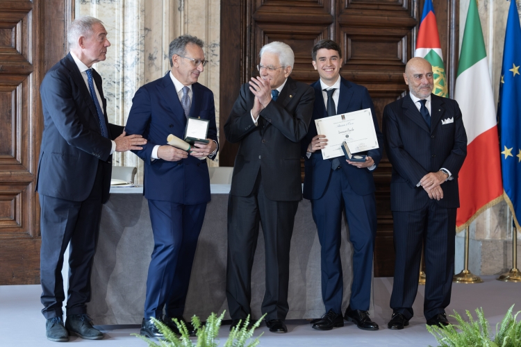 Il Presidente della Repubblica Sergio Mattarella con l'Alfiere del Lavoro Tommaso Piccolo
