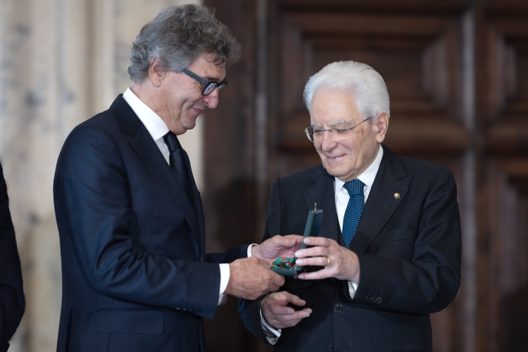 Il Presidente della Repubblica Sergio Mattarella consegna le insegne di Cavaliere dell’Ordine “Al Merito del Lavoro” a Lorenzo Delladio
