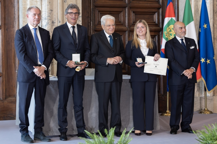 Il Presidente della Repubblica Sergio Mattarella con l'Alfiere del Lavoro Lara Wieland
