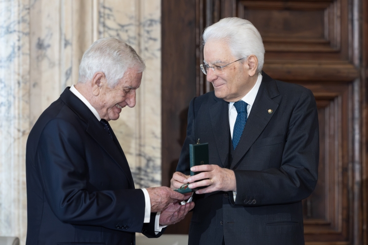 Il Presidente della Repubblica Sergio Mattarella consegna le insegne di Cavaliere dell’Ordine “Al Merito del Lavoro” a Matterino Dogliani
