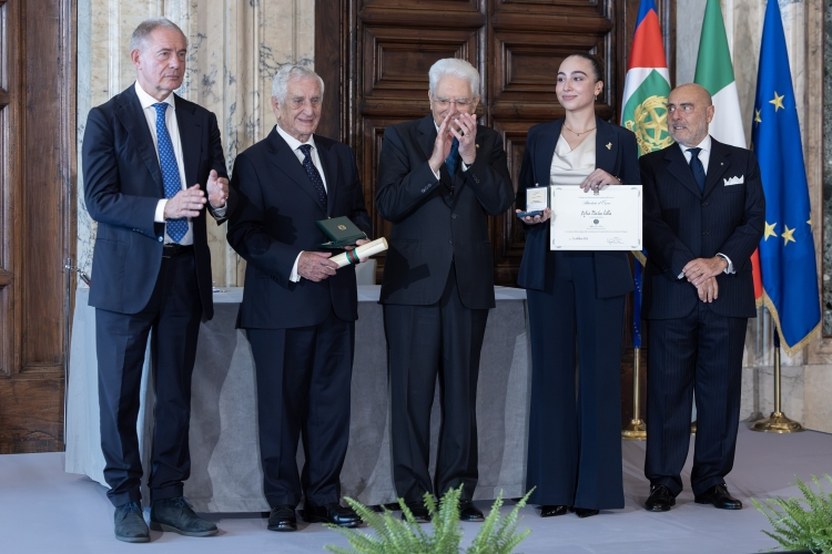 Il Presidente della Repubblica Sergio Mattarella con l'Alfiere del Lavoro Sofia Maria Vella
