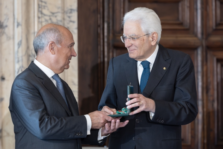 Il Presidente della Repubblica Sergio Mattarella consegna le insegne di Cavaliere dell’Ordine “Al Merito del Lavoro” a Giuseppe Fontana
