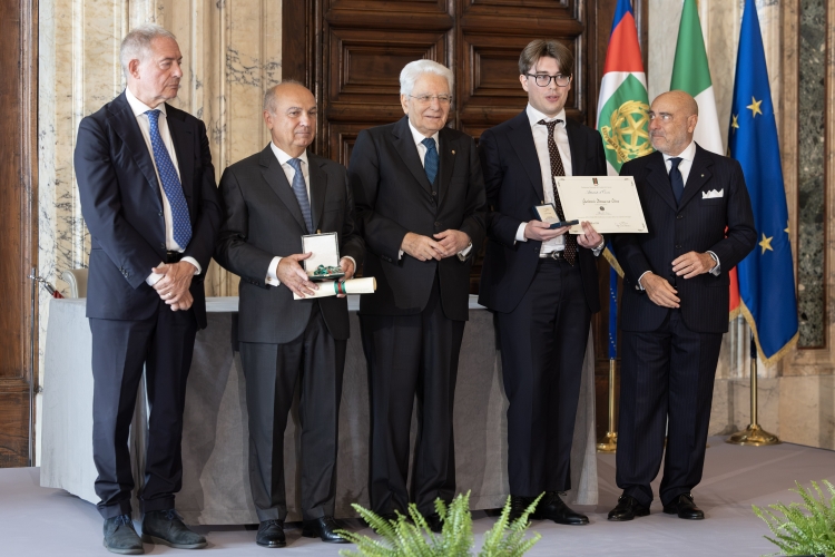 Il Presidente della Repubblica Sergio Mattarella con l'Alfiere del Lavoro Giovanni Francesco Arno
