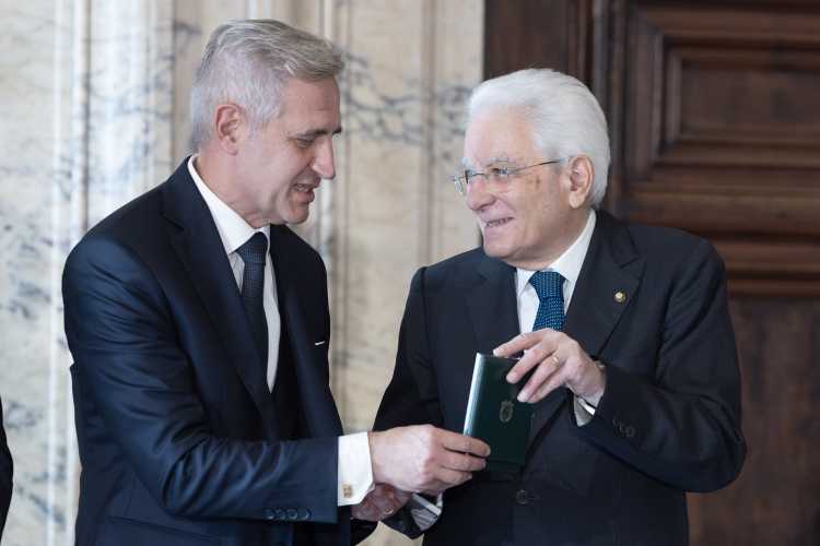 Il Presidente della Repubblica Sergio Mattarella consegna le insegne di Cavaliere dell’Ordine “Al Merito del Lavoro” a Sergio Fontana
