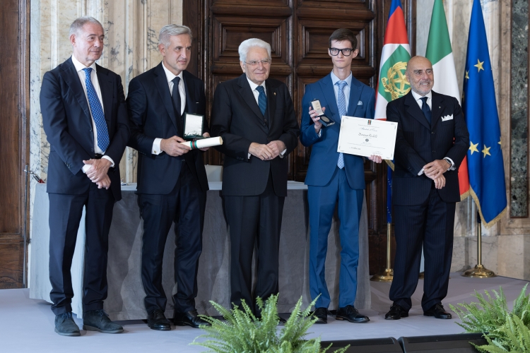 Il Presidente della Repubblica Sergio Mattarella con l'Alfiere del Lavoro Francesco Pio Calò
