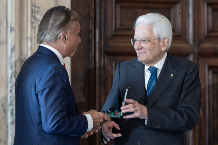 Il Presidente della Repubblica Sergio Mattarella consegna le insegne di Cavaliere dell’Ordine “Al Merito del Lavoro” a Giorgio Girondi
