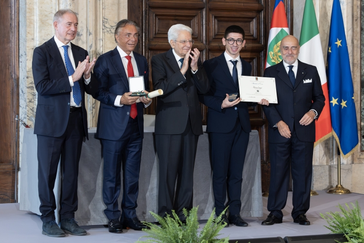Il Presidente della Repubblica Sergio Mattarella con l'Alfiere del Lavoro Decimo Trupo
