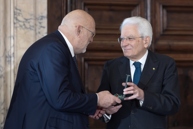 Il Presidente della Repubblica Sergio Mattarella consegna le insegne di Cavaliere dell’Ordine “Al Merito del Lavoro” a Antonio Gozzi

