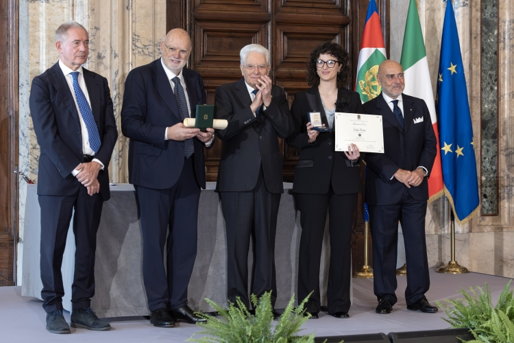 Il Presidente della Repubblica Sergio Mattarella con l'Alfiere del Lavoro Emilia Marra

