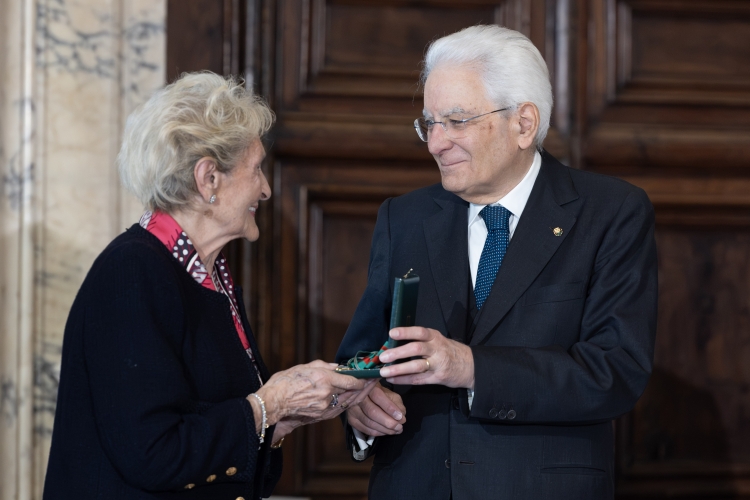 Il Presidente della Repubblica Sergio Mattarella consegna le insegne di Cavaliere dell’Ordine “Al Merito del Lavoro” a Gioconda Gritti
