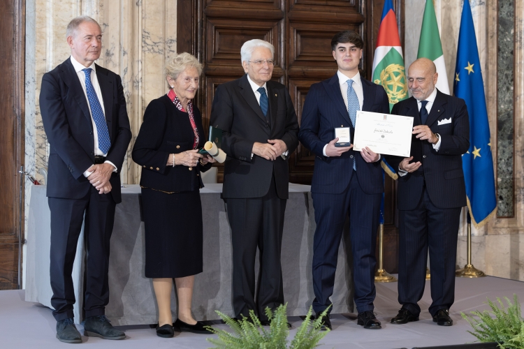 Il Presidente della Repubblica Sergio Mattarella con l'Alfiere del Lavoro Giacinto Iadecola
