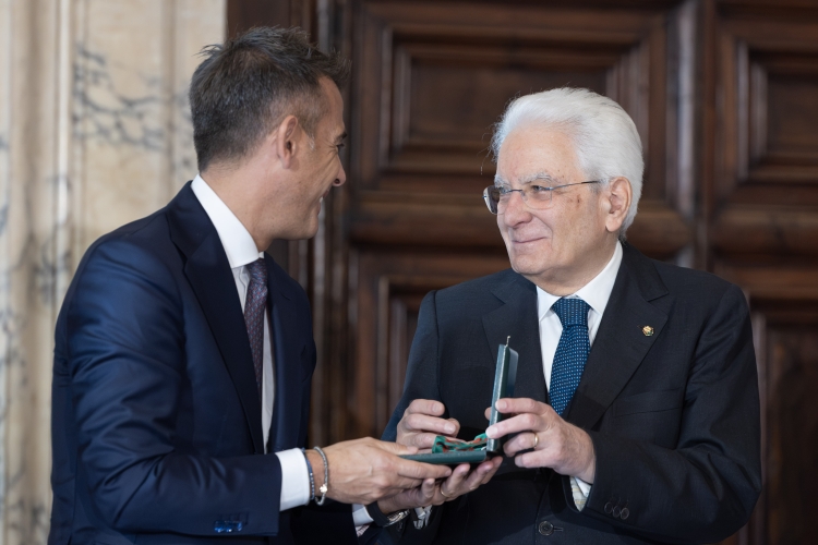 Il Presidente della Repubblica Sergio Mattarella consegna le insegne di Cavaliere dell’Ordine “Al Merito del Lavoro” a Giangiacomo Ibba
