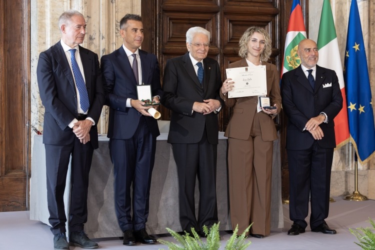 Il Presidente della Repubblica Sergio Mattarella con l'Alfiere del Lavoro Anna Aiello
