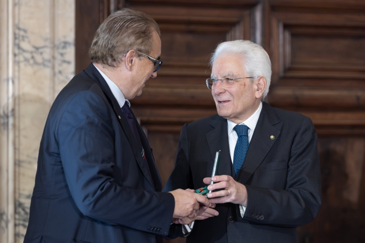 Il Presidente della Repubblica Sergio Mattarella consegna le insegne di Cavaliere dell’Ordine “Al Merito del Lavoro” a Ambrogio Invernizzi

