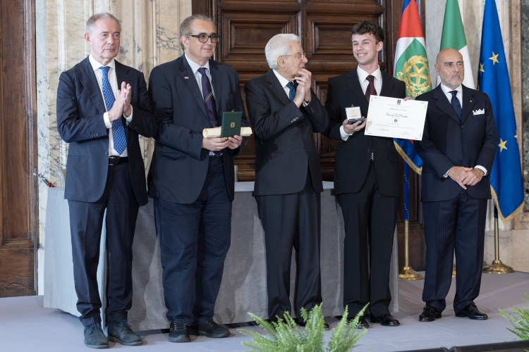 Il Presidente della Repubblica Sergio Mattarella con l'Alfiere del Lavoro Manuel Pio D’Amato
