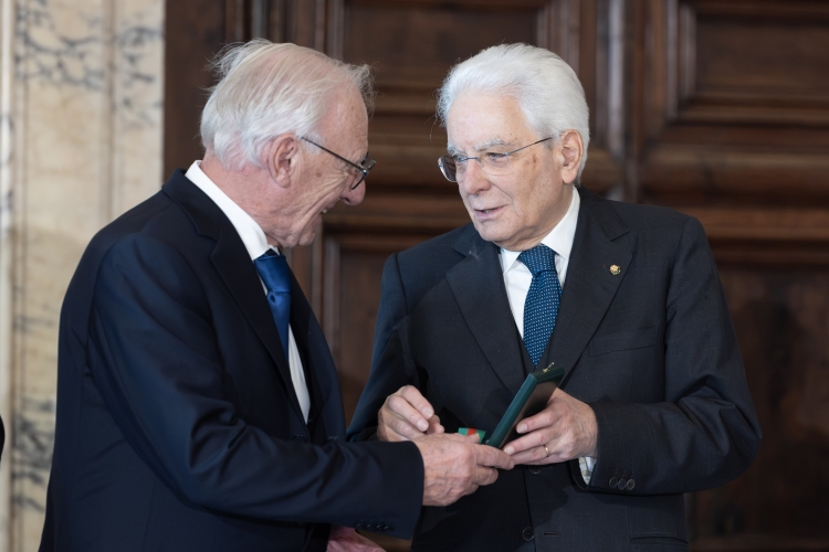 Il Presidente della Repubblica Sergio Mattarella consegna le insegne di Cavaliere dell’Ordine “Al Merito del Lavoro” a Carlo Lastrucci
