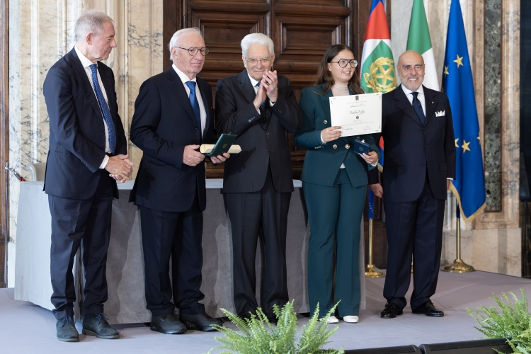 Il Presidente della Repubblica Sergio Mattarella con l'Alfiere del Lavoro Matilde Maffei
