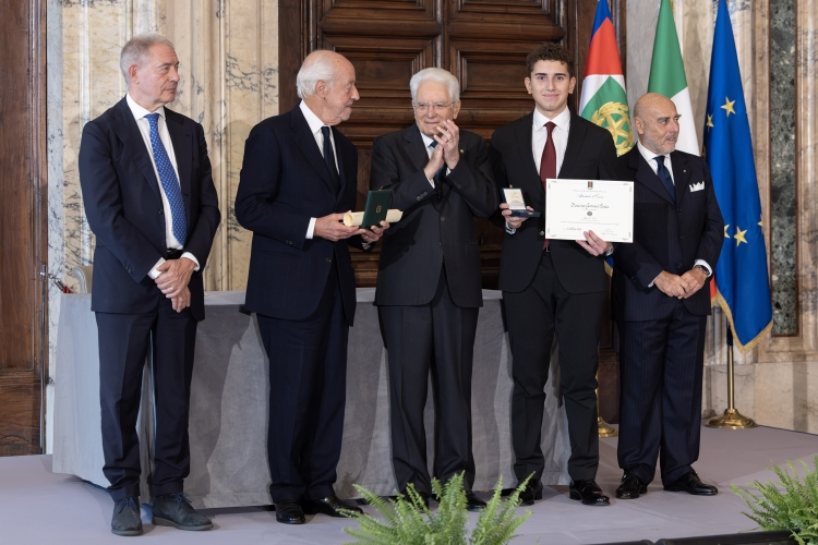 Il Presidente della Repubblica Sergio Mattarella con l'Alfiere del Lavoro Francesco Giovanni Panico
