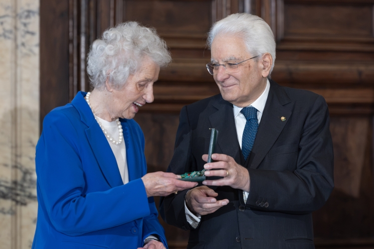 Il Presidente della Repubblica Sergio Mattarella consegna le insegne di Cavaliere dell’Ordine “Al Merito del Lavoro” a Elisabetta Moro
