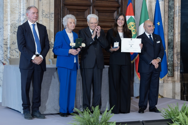Il Presidente della Repubblica Sergio Mattarella con l'Alfiere del Lavoro Sara Troglio
