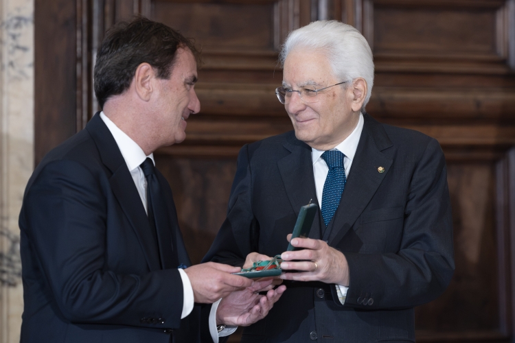 Il Presidente della Repubblica Sergio Mattarella consegna le insegne di Cavaliere dell’Ordine “Al Merito del Lavoro” a Giancarlo Negro
