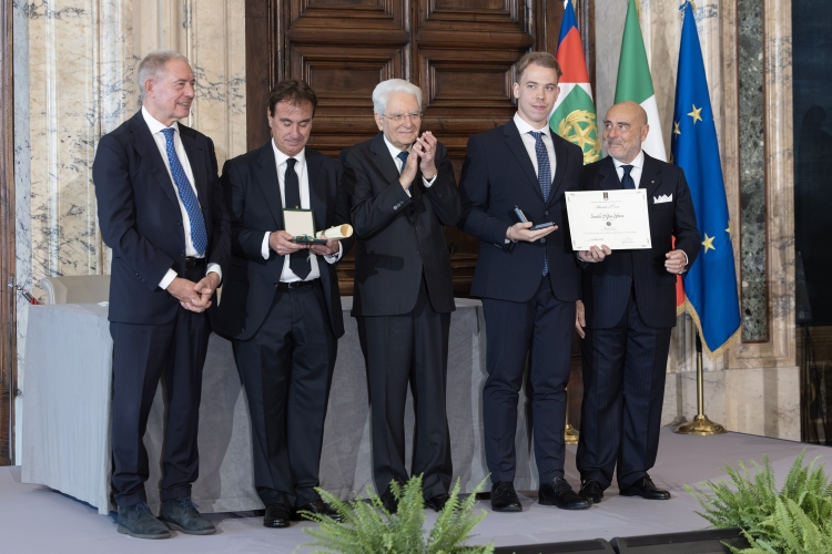 Il Presidente della Repubblica Sergio Mattarella con l'Alfiere del Lavoro Timotei Stefan Izbasa
