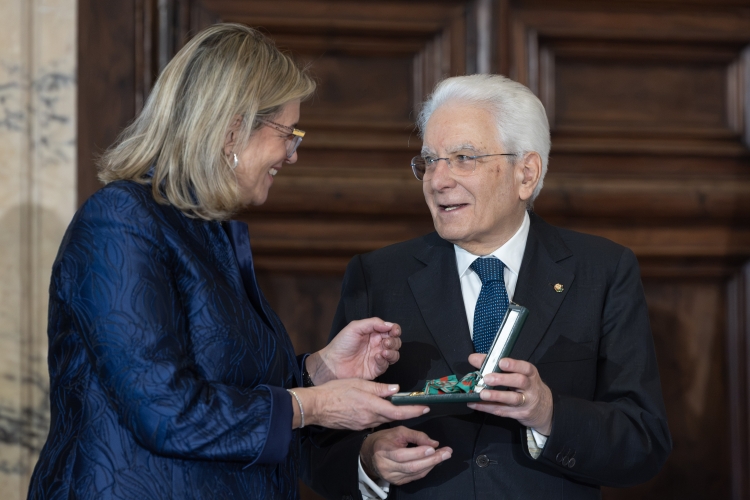Il Presidente della Repubblica Sergio Mattarella consegna le insegne di Cavaliere dell’Ordine “Al Merito del Lavoro” a Micaela Pallini

