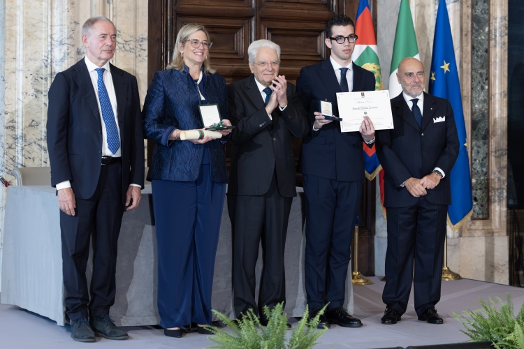 Il Presidente della Repubblica Sergio Mattarella con l'Alfiere del Lavoro Samuele Salvatore Tommaseo
