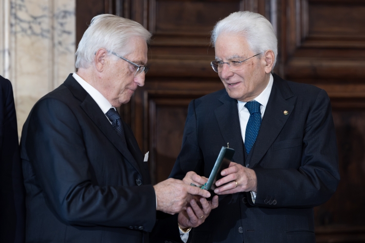 Il Presidente della Repubblica Sergio Mattarella consegna le insegne di Cavaliere dell’Ordine “Al Merito del Lavoro” a Bruno Piraccini
