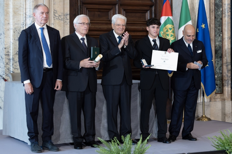 Il Presidente della Repubblica Sergio Mattarella con l'Alfiere del Lavoro Mattia Rebuffo
