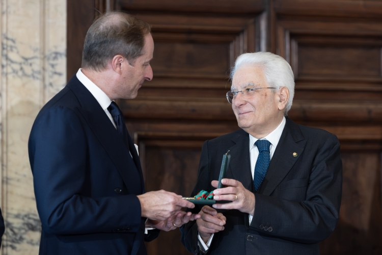 Il Presidente della Repubblica Sergio Mattarella consegna le insegne di Cavaliere dell’Ordine “Al Merito del Lavoro” a Giacomo Ponti
