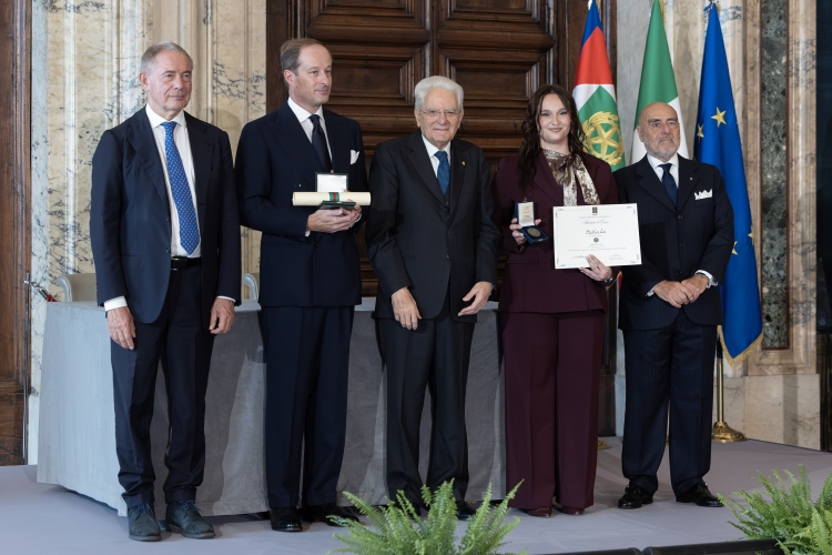 Il Presidente della Repubblica Sergio Mattarella con l'Alfiere del Lavoro Beatrice Ceci

