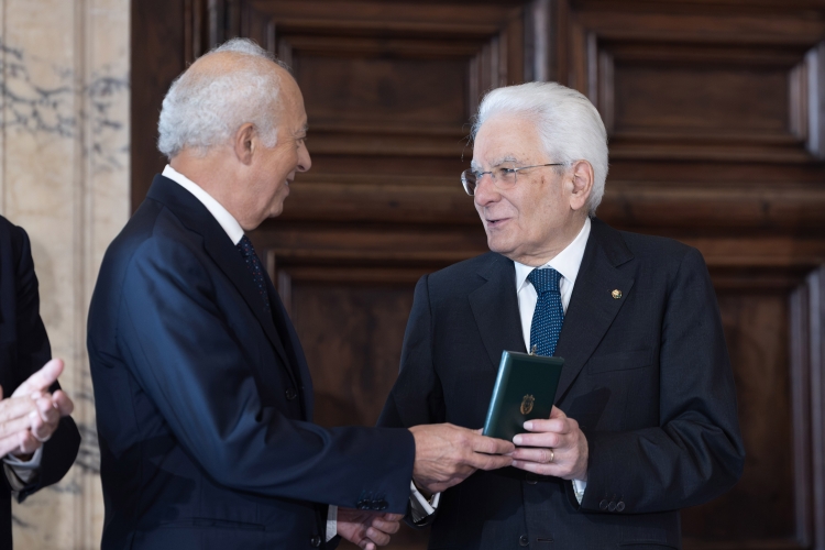 Il Presidente della Repubblica Sergio Mattarella consegna le insegne di Cavaliere dell’Ordine “Al Merito del Lavoro” a Alberto Sorbini
