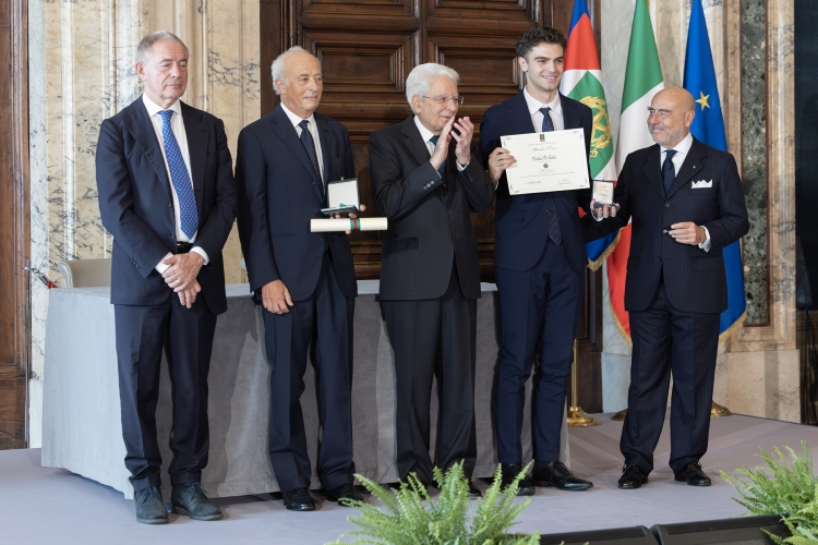 Il Presidente della Repubblica Sergio Mattarella con l'Alfiere del Lavoro Matteo Di Paola
