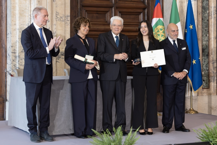 Il Presidente della Repubblica Sergio Mattarella con l'Alfiere del Lavoro Elisa Castelli
