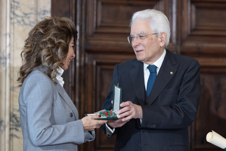 Il Presidente della Repubblica Sergio Mattarella consegna le insegne di Cavaliere dell’Ordine “Al Merito del Lavoro” a Patrizia Zucchi
